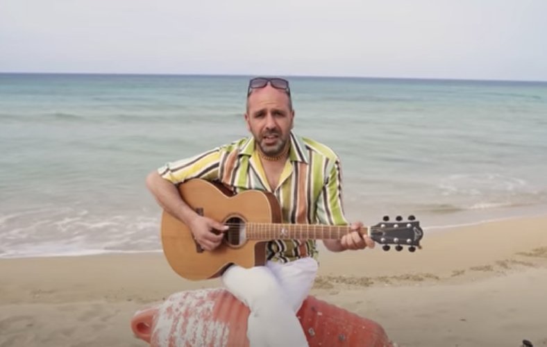 “La Vacinada”, Checco Zalone canta l’importanza della vaccinazione con Helen Mirren