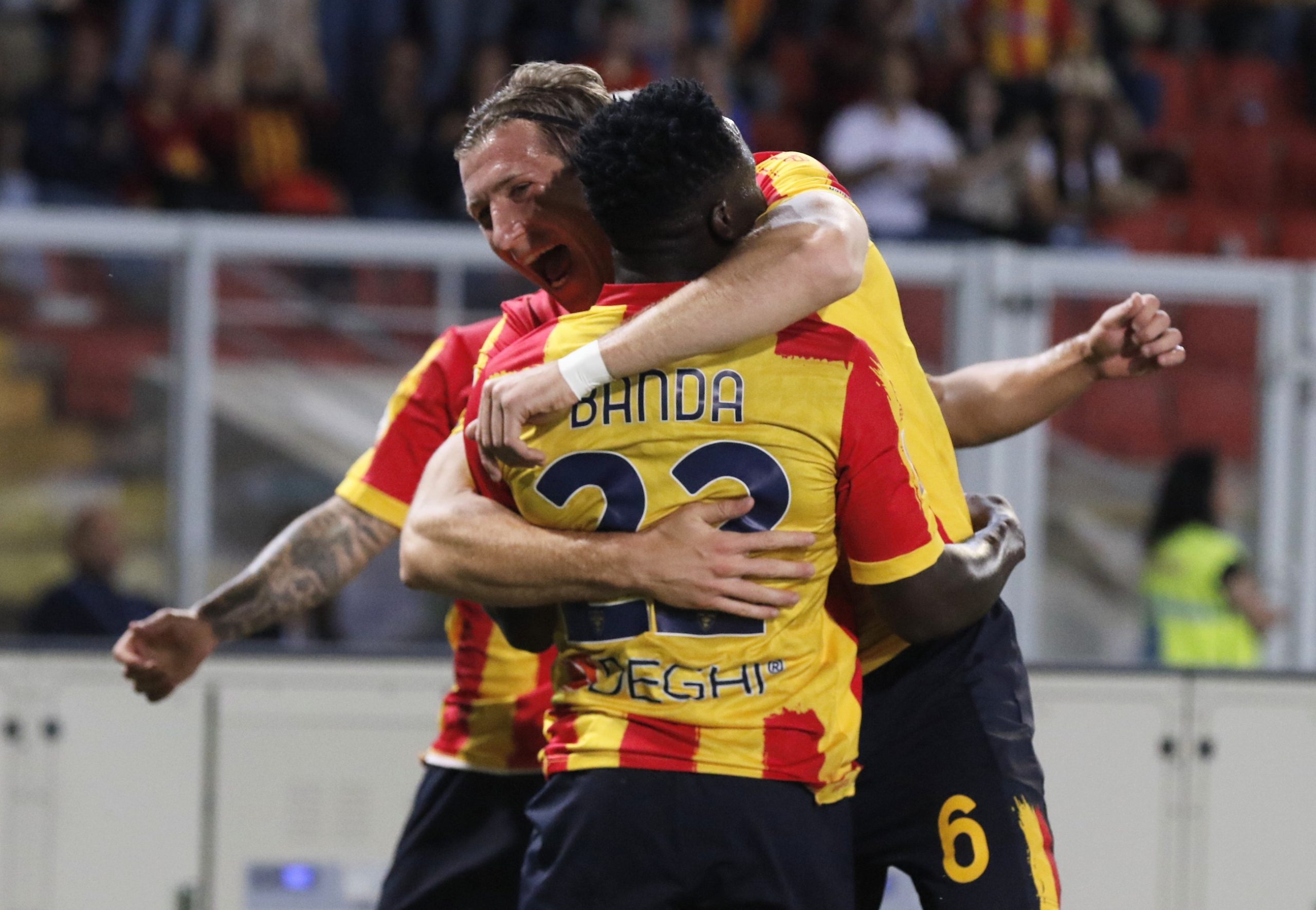 Il Bologna vince ma il Lecce festeggia la Serie A: grande festa al Via del Mare