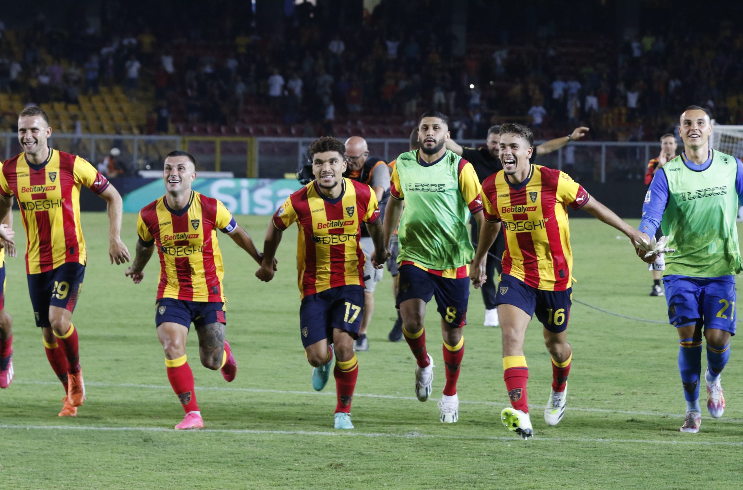 Un bellissimo Lecce stende la Lazio in un minuto e vince al Via del Mare