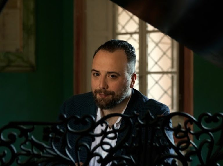 Raphael Gualazzi in concerto con l’orchestra, il 31 agosto a Galatina