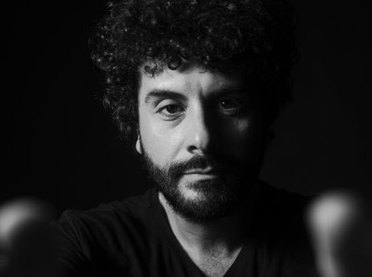 Musica, “I fumi di Bangkok”: il ritorno del cantautore salentino Blumosso